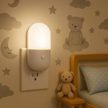 Imagem de Mini Abajur de LED Noturno Bivolt para Quarto Infantil Luminária de Tomada em Acrílico Luz Suave e Confortável para Bebês e Crianças