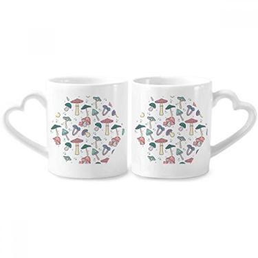 Imagem de Lindo conjunto de canecas de porcelana para casal com ilustração de cogumelo azul rosa e alça de coração