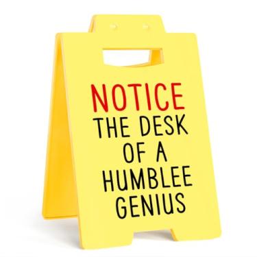Imagem de Placa engraçada de mesa de escritório, a mesa de um gênio humilde, decorações de cubículos pequenos e divertidos, presentes para colega de trabalho de equipe, empregado (amarelo)