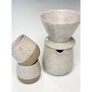 Imagem de Conjunto de Café I Studio Giselle Berbel (Cerâmica Artesanal) 2 Copos + Coador + Jarra - Branco