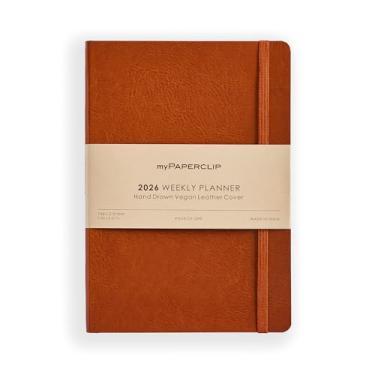 Imagem de myPAPERCLIP Agenda semanal 2026 | Capa de couro vegano italiano, 192 páginas, 80 g/m2, A5 (14,8 x 21 cm) | Plano | Calendário anual, visão geral mensal e layout semanal | Tan