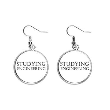 Imagem de Brinco feminino com pingente de prata e frase curta para estudar engenharia