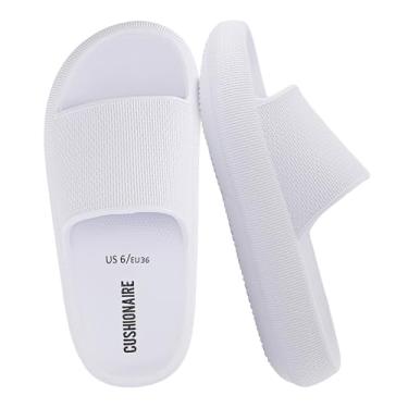 Imagem de CUSHIONAIRE Pantufas femininas Feather EVA – Chinelos femininos confortáveis, sapatos de banho internos e externos, chinelos essenciais para praia, Branco, 41