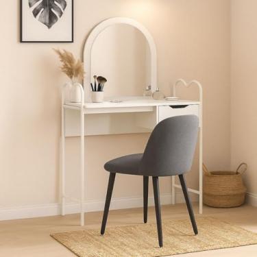 Imagem de Penteadeira Oasis com design elegante e funcional, ideal para organizar maquiagens e acessórios. Possui gavetas espaçosas, espelho amplo e acabamento moderno que valoriza seu ambiente. (Branco)