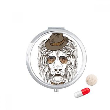 Imagem de Leão suave estilo britânico com chapéu de vidro, gravata borboleta, porta-comprimidos, caixa de armazenamento de medicamentos dispensador