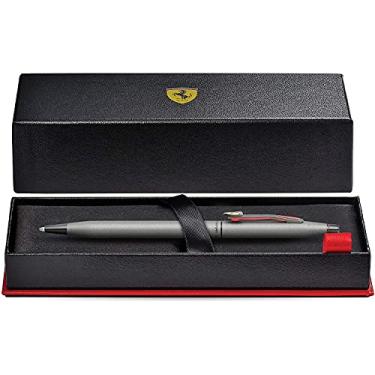 Imagem de A.T. Coleção limitada clássica Cross Century para Scuderia Ferrari. Acabamento acetinado cinza de titânio com compromissos pretos polidos e clipe perfurado modelado após o nariz e cabine do carro de