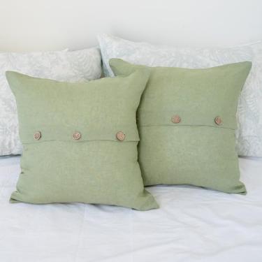 Imagem de Simple&Opulence Pacote de 2 capas de almofada de linho com botão triplo de coco vintage fazenda natural linho decorativo capa de almofada quadrada para sofá cadeira - verde sálvia, 45,7 cm x 45,7 cm