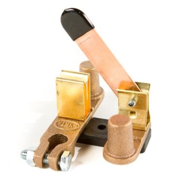 Imagem de WirthCo Battery Doctor 20208 Interruptor de faca de haste dupla de desconexão de bateria para terminal superior 12v Interruptor de desligamento de bateria para poste negativo, perfeito para guinchos