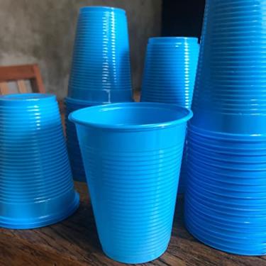Imagem de Kit festa de Menino para 50 pessoas: Pratinhos, Garfinhos, copos e cumbucas descartáveis