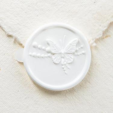 Imagem de Nuvretk 25 adesivos de lacre de cera branca feitos à mão, design de borboleta, selos de envelope autoadesivos elegantes para convites de casamento, aniversário, festa e eventos