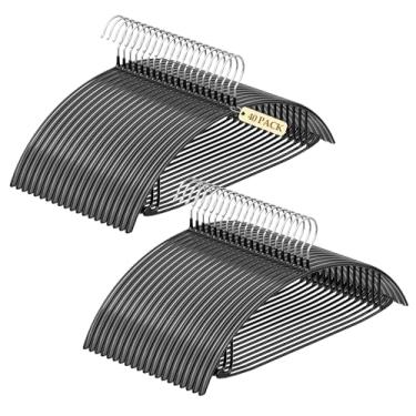 Imagem de UEAKPIC Cabides de metal resistente, pacote com 40, revestimento de PVC antiderrapante, sem batidas nos ombros, cabides para roupas que economizam espaço para suéteres, casacos, camisas, saias