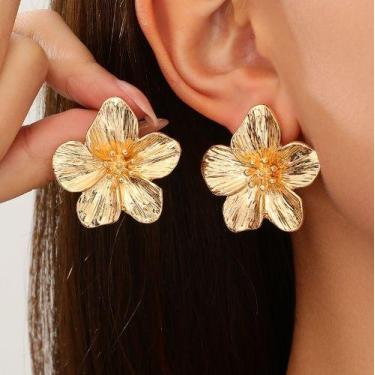 Imagem de Brincos de Flor de Cinco Pétalas Femininos Antialérgico Banho Ouro Ino