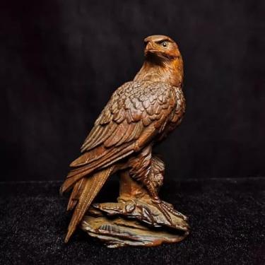Imagem de FENNYYAR Estátua de figura de águia esculpida à mão de buxo, 9 cm, coleção de presente de decoração