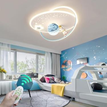 Imagem de Luminária de teto LED dimerizável para quarto infantil com controle remoto, estilo pendente moderno com tema de lua, estrela e astronauta, ideal para quartos de meninas e meninos.