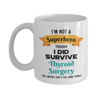 Imagem de SpreadPassion Caneca de sobrevivente de cirurgia de tireoide - Presente de sobrevivente de cirurgia de tireoide - I'm Not a Superhero Though I Did Survive Thyroid Surgery - Caneca de café de 325 ml
