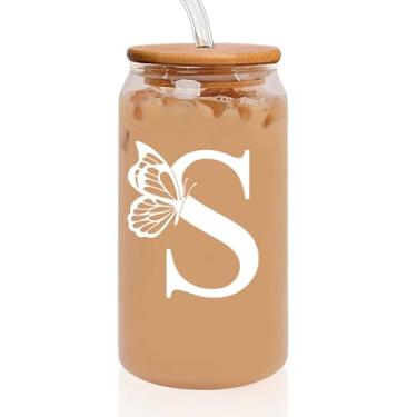 Imagem de Copo de lata inicial de 473 ml com tampa e canudo, presentes com monograma para mulheres, xícara de café em forma de letra S, presentes de aniversário de Natal personalizados para mulheres mãe irmã amiga (473 ml, P)