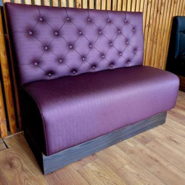 Imagem de POLTRONA SOFA BOOTH LUXO 1,10cm CAPITONE DUPLO COSTURADO BASE RECUO AM