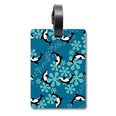 Imagem de Bolsa de mala com estampa de golfinhos e ondas azuis com etiqueta para bagagem e cartão de bagagem