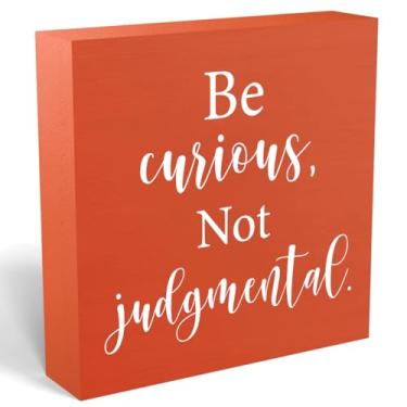 Imagem de mmiishe Presente Inspirador Para Decoração De Mesa Escritório Em Casa, Prateleira Cubículo, Programa Tv, Placa "Seja Curioso, Não Julgue", Presentes Treinadores Futebol Fãs 5 X 5"
