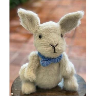 Imagem de Coelho pelúcia em crochê escovado técnica Amigurumi brinquedo criança 