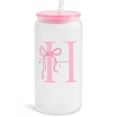 Imagem de SANDJEST Copo de vidro monograma com tampa de acrílico e canudo, copo de café gelado fosco personalizado 473 ml, monograma presentes iniciais para mulheres meninas no aniversário (H)