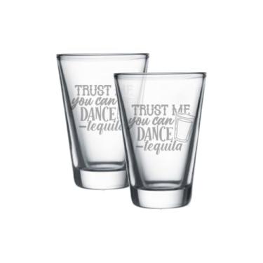 Imagem de Citações engraçadas de bebida - Copo de dose de 50 ml, gravação a laser personalizado, padrinho e dama de honra, presente de casamento (Trust Me You Can Dance Tequila (conjunto de 2))