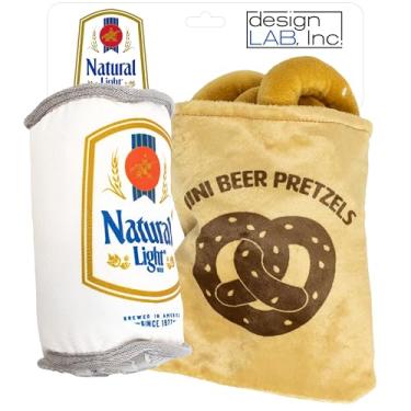Imagem de design LAB, Inc. Brinquedo de cerveja natural para cães | Pacote de espuma e lanche | Brinquedo de lata de cerveja com luz natural e pretzel de aninhamento para cães | Brinquedos interativos para