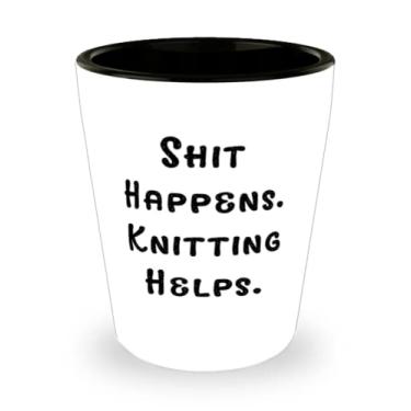 Imagem de Copo de shot de tricô divertido, Shit Happens. Ajuda na tricô, presente para amigos, piadas presentes de