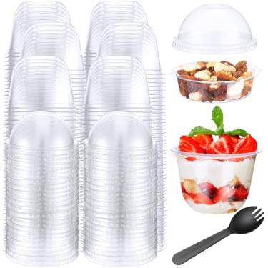 Imagem de Gandeer Pacote com 200 copos de parfait de plástico transparente com tampas de cúpula, sem orifícios, copos de sobremesa de festa descartáveis com tampas, recipientes redondos de frutas com tampa para