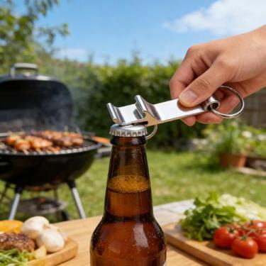 Imagem de Pacote com 7 abridores de garrafas de cerveja coloridos, chaveiro de metal premium, pequeno e prático, fácil de transportar