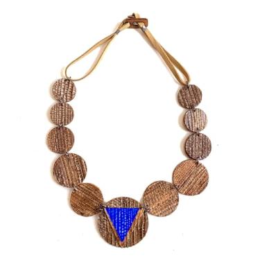 Imagem de VIRECHIC - Colar Disco de Fibra de Banana - Biju Feminina Eco-Friendly, Acessório Feminino Raro e Feito com Papel Reciclado, VEGANA e Artesanal, Charme e Raridade Feminina - Azul