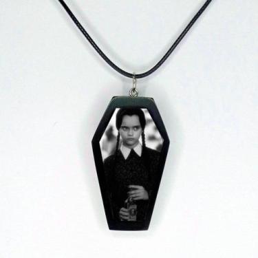 Imagem de Lindo colar shaker caixão foto classica wandinha terror - RELIKARIU