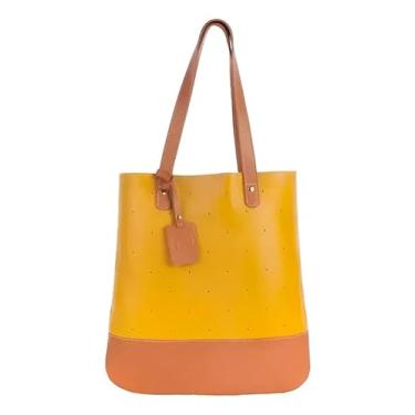 Imagem de Bolsa de Couro Legítimo Feminina Flávia – Modelo Saco Compacta e Elegante, Leve, Resistente e Sofisticada – Ideal para Uso Diário, Trabalho, Passeios e Presentes (Mostada com Caramelo)