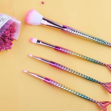 Imagem de Conjunto de pincéis de maquiagem macios – Design de sereia de 4 peças com cerdas de nylon galvanizadas, ferramentas de beleza macias e portáteis, bolsa de PVC incluída (colorido e rosa)