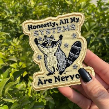 Imagem de Honestly All My Systems are Nervous Patch de 7,6 cm engraçado ansiedade guaxinim sarcástico, aplique de tecido bordado com ferro em/costurado, adesivos para caminhoneiro, roupas, mochila, acessórios