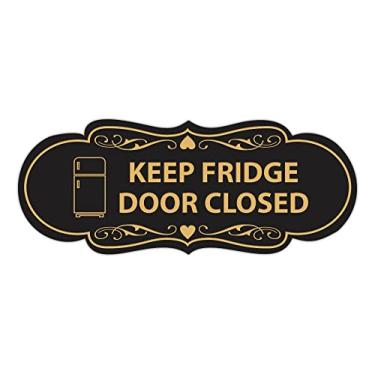 Imagem de Signs ByLITA Placa Designer Keep Fridge Door Closed (preta/dourada) - Pequena