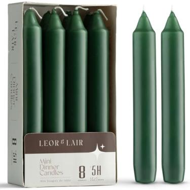 Imagem de Leor & Lair Castiçais verde-escuros – Pacote com 8 mini velas cônicas com pavio de algodão – Queima de 5 horas de 15 cm para Natal, mesas de férias e decoração de casa natural