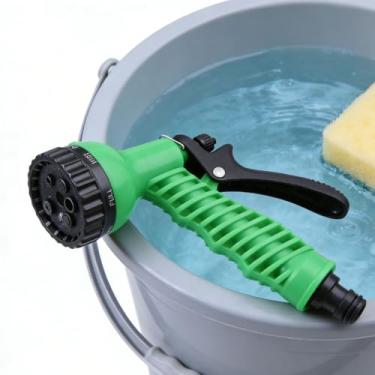 Imagem de Pulverizador de mangueira portátil verde de 7 padrões, 1 pistola de água leve de jardim para irrigação, limpeza ao ar livre