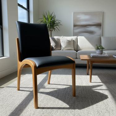 Imagem de Cadeira Aura Estofada Estrutura Em Madeira Maciça Courino Preto Conforto Para Sala De Jantar Mobília Decor