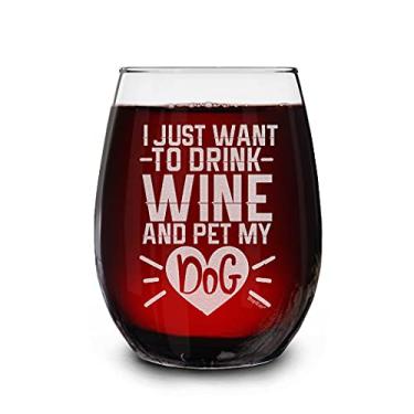 Imagem de shop4ever I Just Want To Wine And Pet My Dog Taça de vinho sem haste gravada a laser 425 g Presente para mãe de cachorro