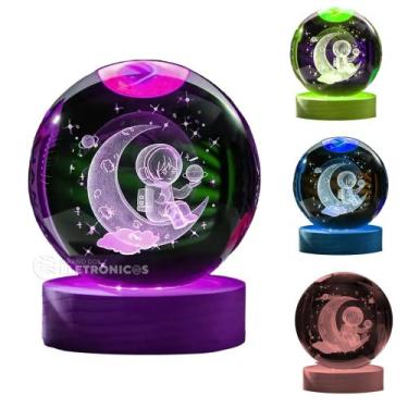 Imagem de Luminária de Mesa com Bola de Vidro Tridimensional e Base de Madeira c