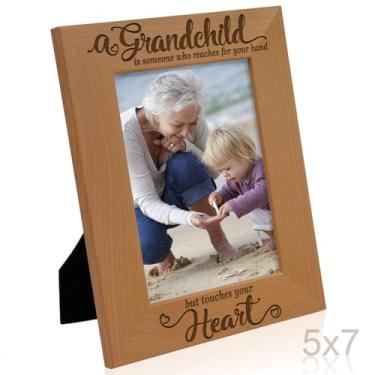 Imagem de KATE POSH Porta-retrato para avós com mensagem A Grandchild is Someone Who Reaches For Your Hand But Touches Your Heart, 10 x 15 x 7 cm, presente sentimental para avó e avô, dia dos avós (13 x 18 cm