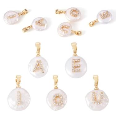 Imagem de Beadthoven Pingentes de pérolas naturais de água doce de latão dourado com zircônia cúbica AEIOU Vogal AEIOU Pingentes de pérola real 12-16 mm pingentes de pérolas redondas planas para fazer joias DIY