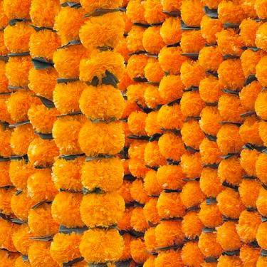 Imagem de DIYANA IMPEX Guirlanda de calêndula para decoração de 1,5 m de comprimento com flores artificiais de calêndulas e decoração indiana para Pooja, Natal de casamento, eventos (laranja + verde, 5)