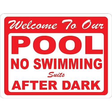 Imagem de Placa de metal Welcome To Our Pool No Swimming Suit After Dark para exterior e interior 30,5 cm x 20,3 cm
