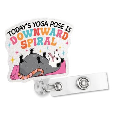 Imagem de Sixrip A pose de ioga de hoje é espiral descendente, glitter engraçado retrátil com clipe de tubarão, carretel de crachá de saúde mental, presentes para enfermeiras, médicos, funcionários de