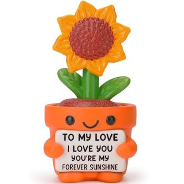 Imagem de 4THFARMES Pequenos presentes engraçados de girassol para ela, esposa, marido, namorada, namorado, eu te amo, presentes de aniversário para casais, mini estatuetas de girassol de resina, decoração de