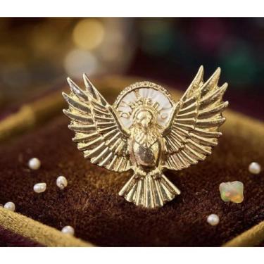 Imagem de Broche Botton de Metal Espirito Santo Luz + Caixinha - JW SHOP, Dourad