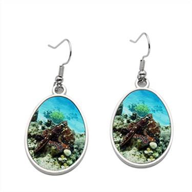 Imagem de Brinco de recife de coral com polvo na parte inferior do mar tropical em fundo azul de água – Brincos pendentes para meninas – Presente de festa de aniversário dos namorados