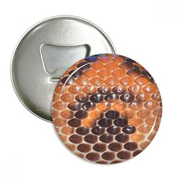 Imagem de Abridor de garrafas de couro com design abstrato e emblema multifuncional